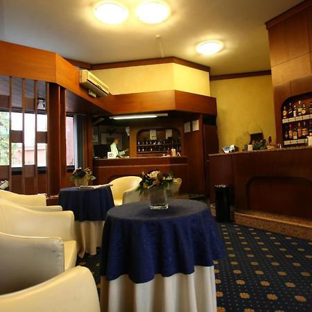 Hotel Lincoln Чинизелло-Бальзамо Экстерьер фото